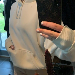 Vit hoodie i strl xs - Vit jättefin hoodie i xs men sitter som en small på mig🥰