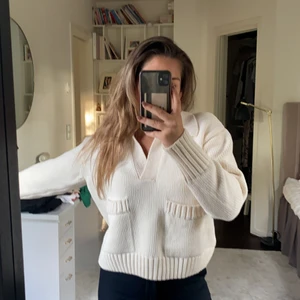 Vit tröja  - Säljer denna supermysiga och fina vita tröja med krage från zara