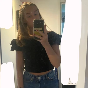 Svart topp - Fin svart topp med volang från hm i storlek xs/s. Frakt tillkommer💖 säljer pågrund av att den inte används längre