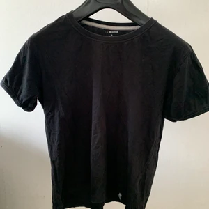 T-shirt - En basic svart t-shirt som är i storleken L i barnstorlekar men funkar som S i vuxenstorlek 