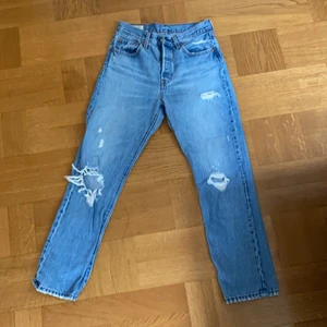Levis 501 - Jeans Levis 501 i storlek 25. Sitter som ett smäck i rumpan och supersnygg slitning fram! Ett kap om du frågar mig ☺️