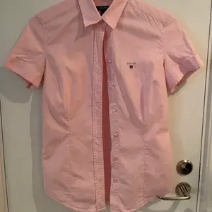 Kortärmad rosa skjorta från Gant, storlek 34 i fint skick!