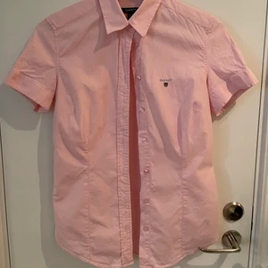Kortärmad rosa skjorta från Gant - Kortärmad rosa skjorta från Gant, storlek 34 i fint skick!