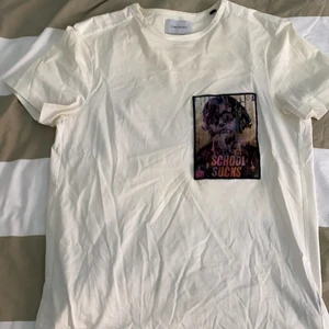 Limitato t-shirt - Limitato t-shirt med fett tryck i storlek s (lol behövde verkligen strykas ) 