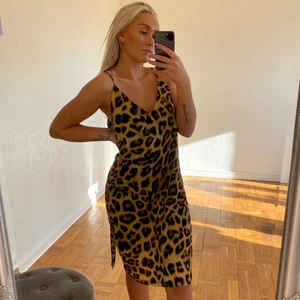 Klänning - Klänning från Neo Noir, aldrig använd lappen är kvar. Storlek L. men funkar även som lite oversized. Kan frakta eller mötas upp 🤎