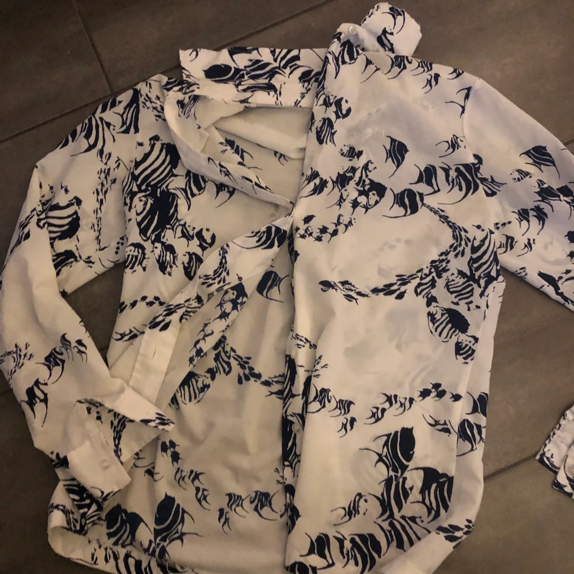 Vit blus med blått mönster - 91