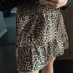Jättefin kjol från lindex i leopard mönster. Har sytt in kjolen i midjan då den va lite stor, men midjebandet går att stretcha. 59kr+20kr frakt