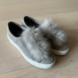 Steve Madden skor  - Säljer ett par så söta Steve Madden skor i storlek 36 som jag endast använt 1-2 gånger. Passar verkligen till allt. Nypris 1000kr säljer för 500kr men pris kan diskuteras.🤍💋