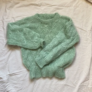 Grön stickad tröja  - Stickad tröja, ca storlek M. Saknar lapp. 