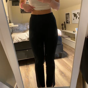 Kostymbyxor med slits - Kostymbyxor med slits från Nakd som jag sytt in i midjan. Säljer för de är lite för korta för mig som är 172. Jättefina byxor som använts 2-4 gånger.