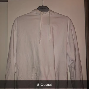 Vit Hoodie  - En vit fin Hoodie som är lite oversized. Supersnygg att matcha till olika outfit eller bara dra över ifall man fryser!! 🥰