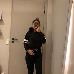 Tjocktröja  - Tjocktröja som är croppad, använd fåtal gånger i bra skick 