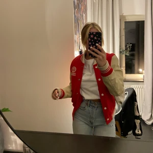 Röd jacka - Säljer den här ass snygga jackan från Franklin Marshall i storlek xs. Säljer den för 130kr❤️köparen står för frakten ❤️