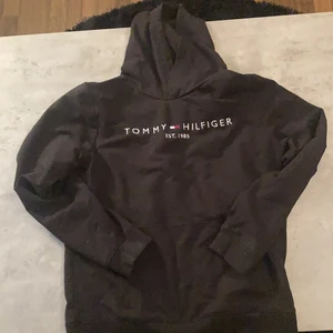 Hoodie  - Tommy hilfiger hoodie som är äkta. Använd få gånger nypris 800 kr. 💕stl 36 