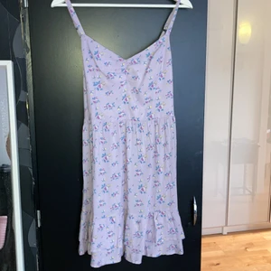 Lila klänning - Säljer denna klänning från Hollister som är köpt på zalando. Den är endast prövad, alltså är den som i nyskick och säljer den för att den ej kommer till användning. Klänning går ungefär precis ner till knäna på mig som är 170 cm lång. Köpte den för 379 kr, men säljer för 250 + frakt. 