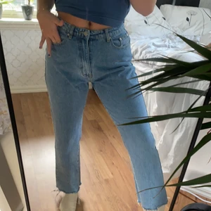 Misguieded jeans  - Säljer dessa fina jeans i storlek 38. Sitter bra i längden på mig som är 162. 130kr inklusive frakt ❤️