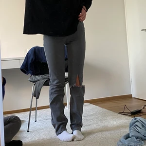 Lågmidjade jeans - Lågmidjade gråa straight leg jeans från lee. Jag har sprättat upp längst ner på ena benet med det märks inte eftersom det viks in av sig självt. 