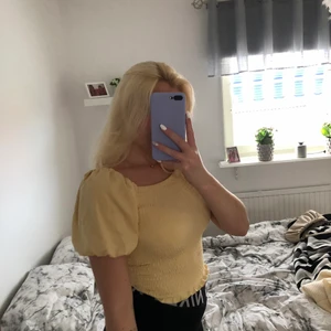 Gul tröja från Gina tricot  - Storlek S