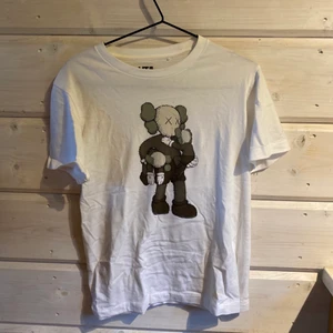 T-shirt kaws x uniqlo - T-shirt från Uniqlo kollektionen med Kaws som släpptes 2019 om jag mins rätt. Använd fåtals gånger. Unik kollektion. Kan mötas upp i norrtälje eller Stockholm, eller du du står för frakten😇
