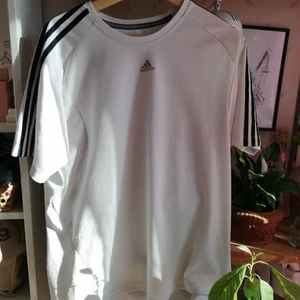 Adidas tshirt - Sportig tshirt från adidas med reflexdetaljer. Köpt här på plick och när jag fick hem den så märkte jag att 1/3 av tröjans nedersta del var väldigt sliten (se sista bilden) på diverse ställen. Löste detta genom att ha tröjan instoppad men går att croppa.