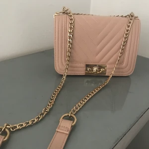 Väska  - En väska som jag inte använder i från Gina tricot, bra skick.