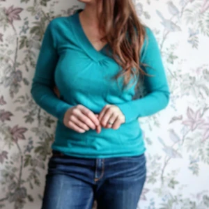 Långärmad tröja. Medium  - Skick: Bra begagnad skick  Inga fel eller brister.  Storlek och passform:  Märkt som Medium(juniors usa storlek)  Model;  165 cm  75 cm midjan  95 cm stussvid  90 cm byst