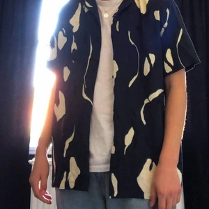 Kortärmad Skjorta  - Jättesnygg kortärmad skjorta från ASOS, men har tyvärr inte kommit till så stor användning. Bara använd en gång. Den är mörkblå om man inte ser det på bilderna 200kr + frakt