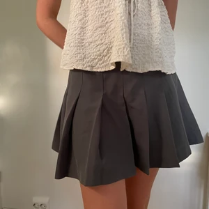 Kort kjol - Kjol i snygg mörkgrå färg🔥 perfekt längd! Från weekday, frakt ingår ej o skriv för fler bilder❤️