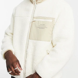 Teddy tröja från bershka  - Denna tröja är storlek M använd ett fåtal gånger varm och mysig. Köpt på asos men märket är Bershka Köparen står för frakten.