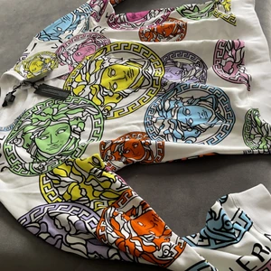 Versace - Helt ny tröja XL lite mindre i sin storlek. Nypris 8000kr säljes 5000kr