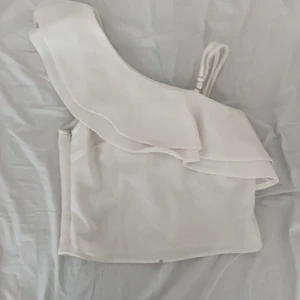 40kr per topp - En vit fin tröja från nakd har dock en liten fläck längst ner på tröjan. En brun skjorta. En scarf med färgerna guld, blå och röd passar vilken storlek som helst då man knyter den i ryggen. Bra skick på alla och storlek s på alla förutom scarfen som passar alla kroppstyper. Frakt tillkommer 