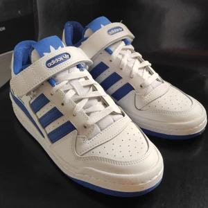 Adidas original sneakers royal blue  - Säljer mina adidas original sneakers i royal blue, storlek 40 EU på grund av att det är för små för mig. Har använt dom två gånger så det är som nya och är i topp skick! Kan mötas upp eller skicka, gratis frakt! 