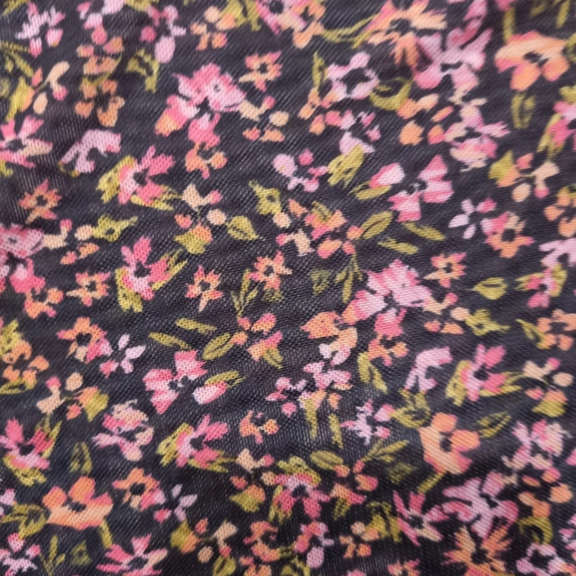 Kort blommig topp  - 91