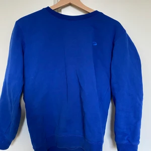 hoodie - Blå hoodie, skulle säga att de är en storlek S/M, sitter skönt. Köparen står för frakten