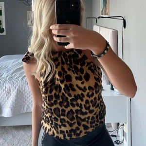 Leopardtopp med knyte runt halsen  - Supersnygg leopard topp med knyte runt halsen! Perfekt till fest! Storlek S💕