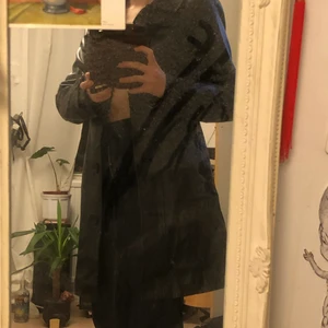 Svart läderjacka - Lång svart läderjacka i bra skick. Begagnad. Bekväm och otroligt snygg på kroppen! 🧥🥰🙄