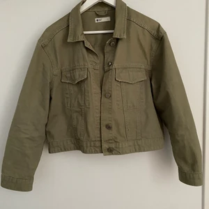 Grön jeansjacka  - En grön jeansjacka med knappar och fickor🤍