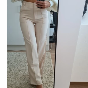 Madlady byxor - Superfina byxor från Madlady. I storlek S och perfekt längd på mig som är 165cm. Lite liten i storleken och endast testade, så dom är i nyskick. Priset är med inkluderad frakt, klart och ej prutbart!