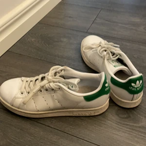 Adidas Stan Smith skor  - Säljer mina adidas stan smith skor då de ej används längre. Dem är i använt men gott skick.