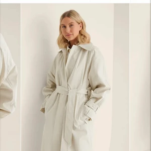 Trenchcoat naturvit xs - Populär trenchcoat i naturvit strl xs men passar även s (jag är vanligtvis s). Aldrig använd och slutsåld på hemsidan. Nypris 1099. Mitt pris 900kr! 