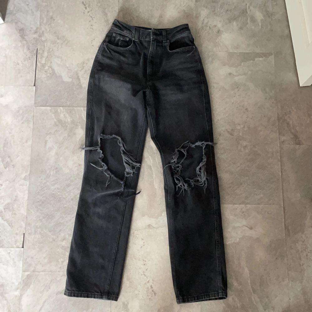 Raka svarta jeans med hål från Nakd | Plick Second Hand