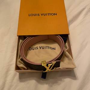 Äkta skärp köpt i Louis Vuitton butik. Det är knappt använt jättebra skick. Går att använda båda sidorna som skärp. Pris kan diskuteras.