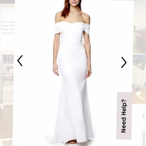 Otroligt vacker balklänning! - Säljer en långklänning som endast är använd under en timmes fotografering. Offshoulder-modell med fishtail-kjol. Sluta med dragkedja baktill och passar en xxs-s (strl 8). Från det välkända märket Jarlo - petite!🌟