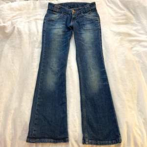 Lågmidjade jeans i stl 28/31. Passar bra på längden på mig som är 162. De är i väldigt bra skick :)