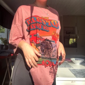 Oversize t-shirt  - En jätte cool oversized t-shirt med tryck, lite vintage stil! Typ aldrig använd!❤️ strl s men alla från xs-xL kan ha den, beror på hur man själv föredrar att den ska sitta❤️ köparen står för frakt! 