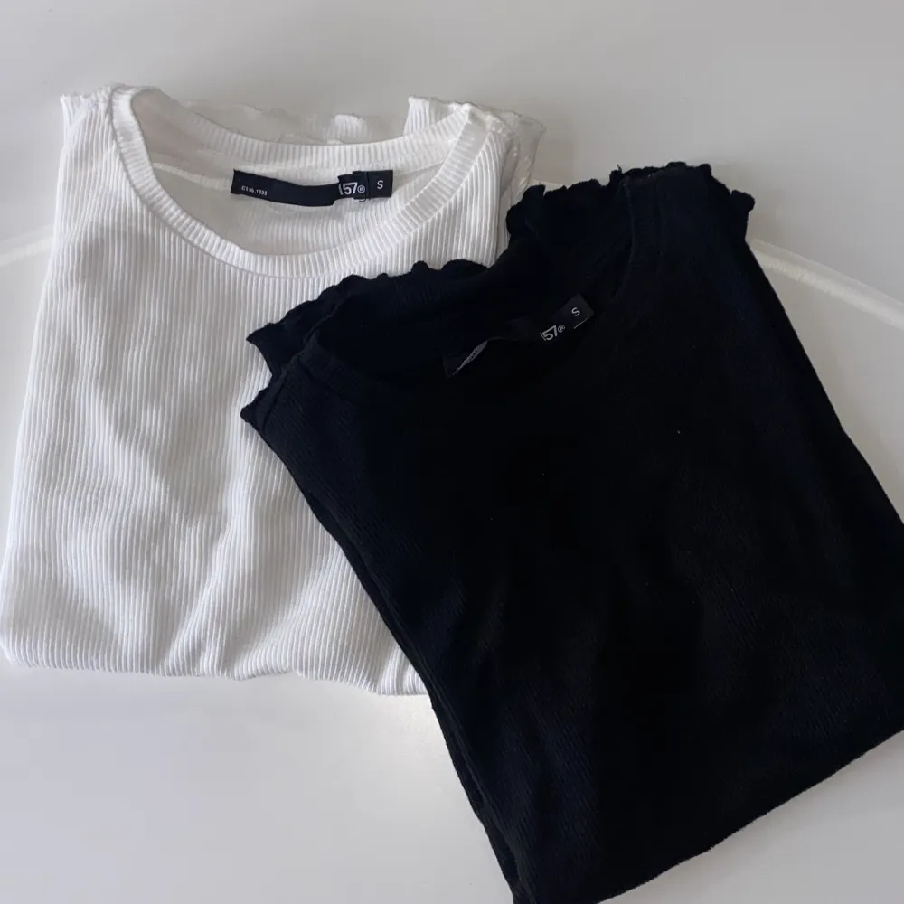 Två likadana tröjor i svart och vit från lager 157 i storlek S. Tröjorna är ribbade och har volang på ärmarna och vid midjan. Säljer båda för 110kr och 70kr/st. 💞 frakt tillkommer. T-shirts.