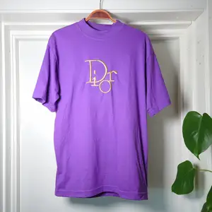 Fejk Dior t-shirt i lila med guldlogga. Ingen storleksmärkning men bör vara M🍀