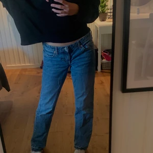 Lågmidjade jeans - Intressekoll på mina lågmidjade jeans från weekday. Säljer endast vid bra bud⭐️