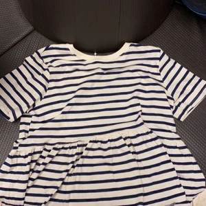 Volang tröja - Endast testad! Säljer den eftersom den är för stor! Lappen finns kvar! Passar även S, har själv S och den sitter lite oversized men är super skön! Högsta bud får den💗 