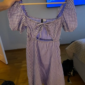 Lila klänning - Jättesöt och snygg klänning från Hm, den har cut-out under brösten. Använd en gång men inte rätt storlek tyvärr, alltså  i nyskick.